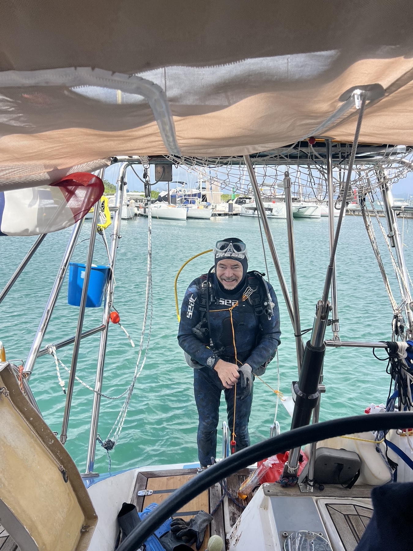 Nicolas en tenue de plongée à bord d’un voilier