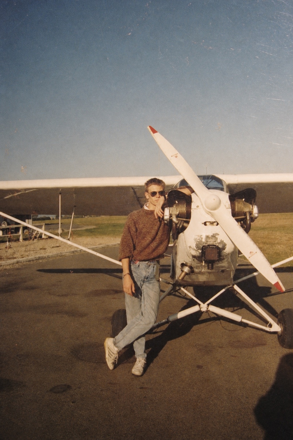 Nicolas devant un avion léger ancien
