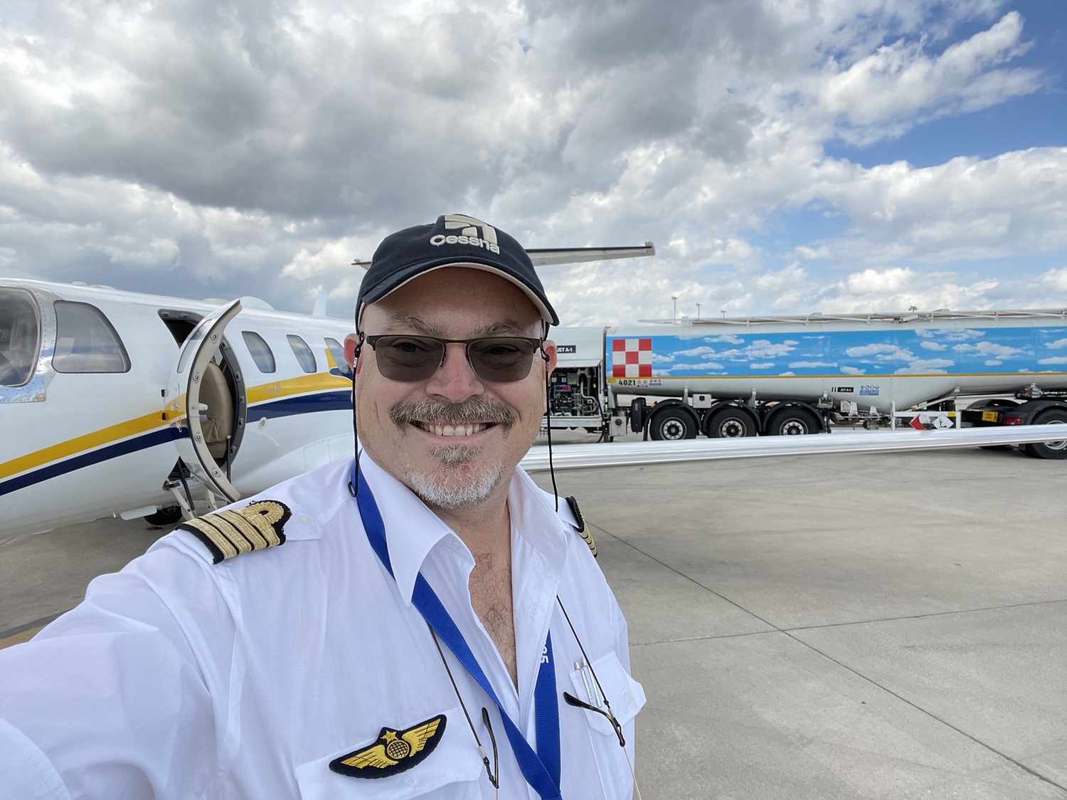 Nicolas sur le tarmac devant un avion d’affaires